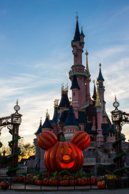 Disneyland Paris Castle Cadılar Bayramı kutlamaları sırasında