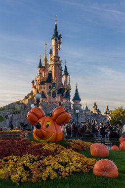 Disneyland Paris Castle Cadılar Bayramı kutlamaları sırasında