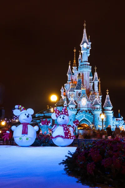 Disneyland Parijs kasteel tijdens kerst feesten — Stockfoto