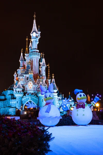 Castillo de Disneyland París durante las celebraciones de Navidad por la noche —  Fotos de Stock