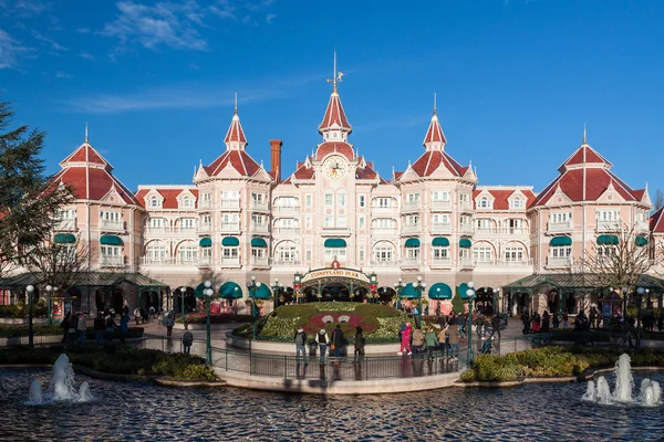 Disneyland paris zamek podczas uroczystości Bożego Narodzenia w nocy — Zdjęcie stockowe