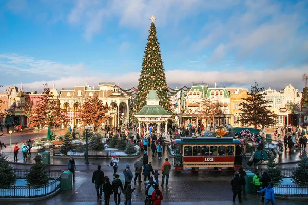 Disneyland paris zamek podczas uroczystości Bożego Narodzenia w nocy — Zdjęcie stockowe