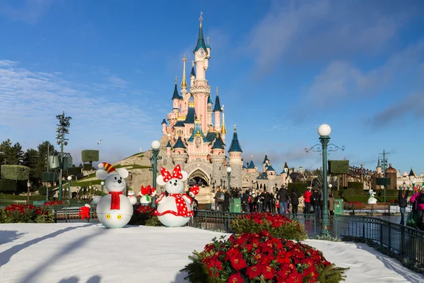 Disneyland Paris zamek podczas obchodów Bożego Narodzenia — Zdjęcie stockowe