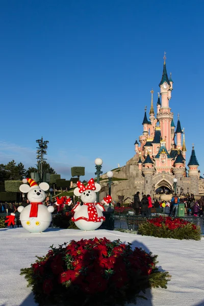 Disneyland Paris kastély éjszaka karácsonyi ünnepek alatt — Stock Fotó