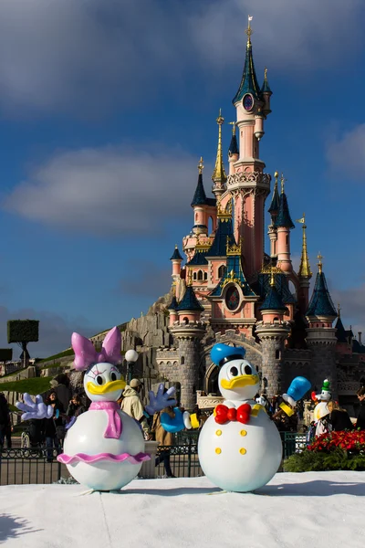 Disneyland Paris vár karácsonyi ünnepek alatt — Stock Fotó