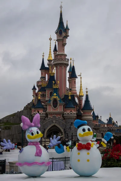 Disneyland Parijs kasteel tijdens kerst feesten — Stockfoto