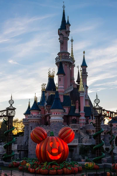 Disneyland Parijs kasteel tijdens de viering van Halloween — Stockfoto