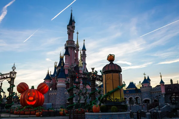 Disneyland Parijs kasteel tijdens de viering van Halloween — Stockfoto