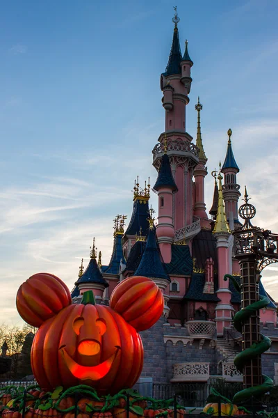 Disneyland Parijs kasteel tijdens de viering van Halloween — Stockfoto