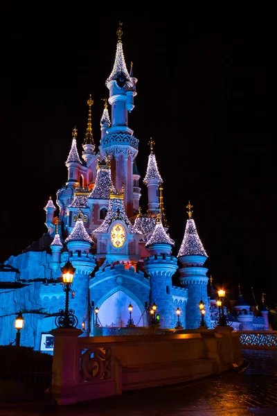 Castello di Disneyland Paris di notte durante la celebrazione di Natale — Foto Stock