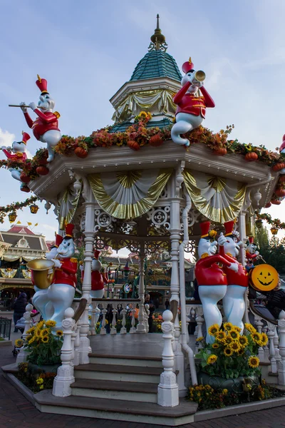 Disneyland Paris Castle во время празднования Хэллоуина — стоковое фото