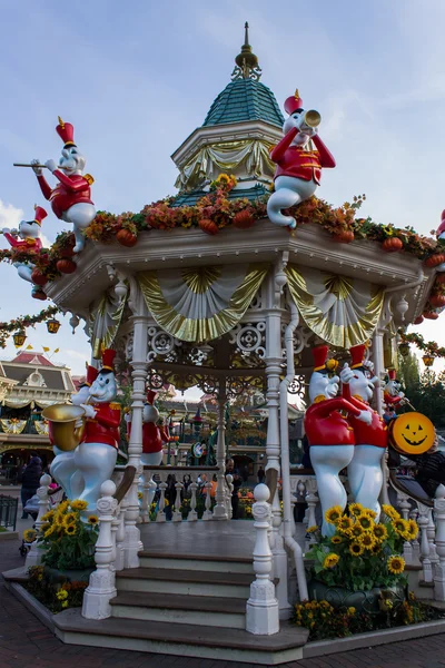 Disneyland Parijs kasteel tijdens de viering van Halloween — Stockfoto