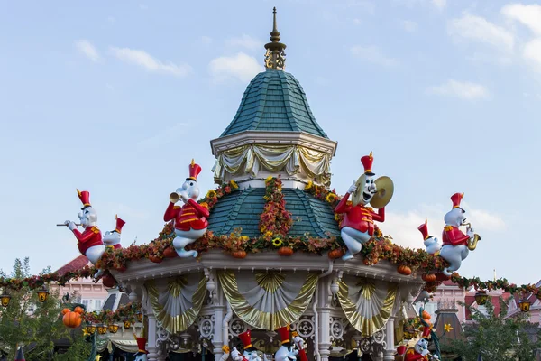 Disneyland Paris Castle во время празднования Хэллоуина — стоковое фото