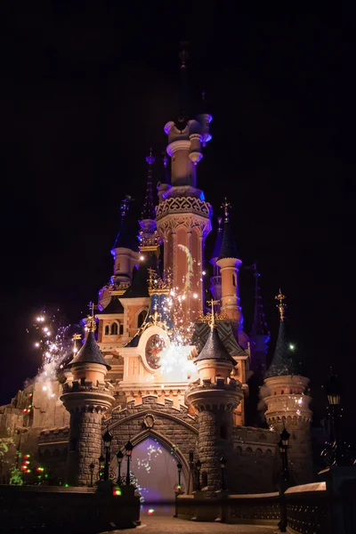 Disneyland Paris zamek podczas pokazu marzenia, Paryż, Francja — Zdjęcie stockowe