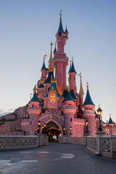 Disneyland Paris Castle durante o pôr do sol, Paris, França — Fotografia de Stock