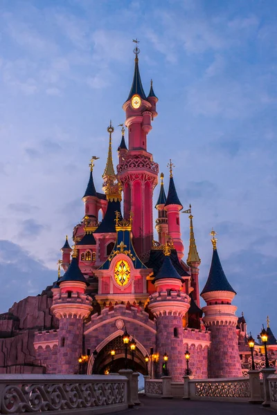 Disneyland Paris Castle durante, al atardecer, París, Francia — Foto de Stock