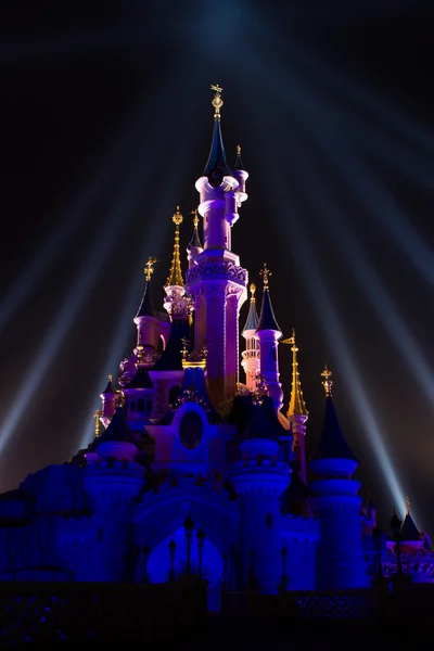 Парижский замок Диснейленд во время шоу сновидений, Париж, Франция — стоковое фото