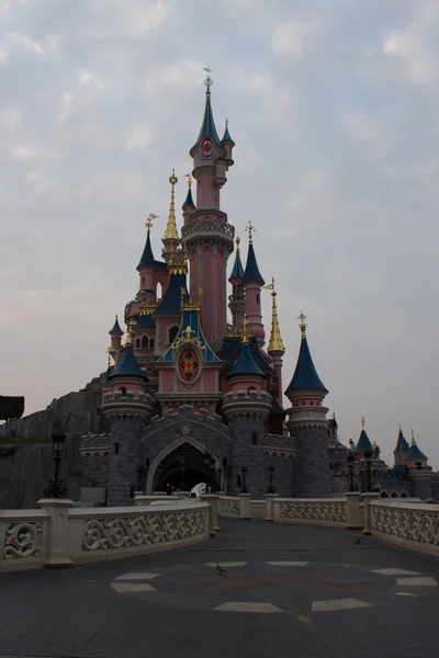 Disneyland Paris Castle ao pôr-do-sol, Paris, França — Fotografia de Stock