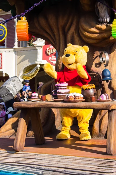 Winnie a Micimackó felvonuláson Disneyland Paris, Párizs — Stock Fotó