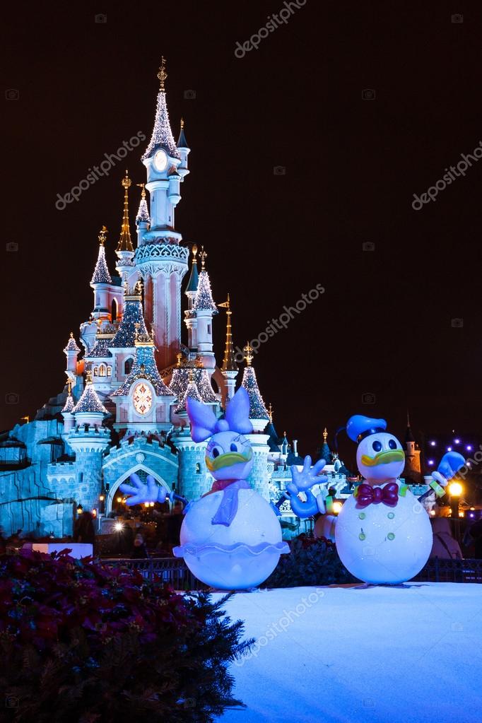 Disneyland Paris Castle at Night with Christmas Decorations Editorial Photo  - Image of chateau, christmas: 58790536