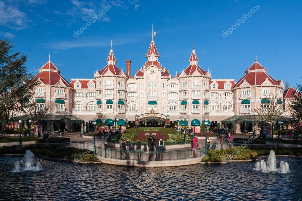 Entrada Disneyland Paris con Disney ' s Hotel — Foto ...