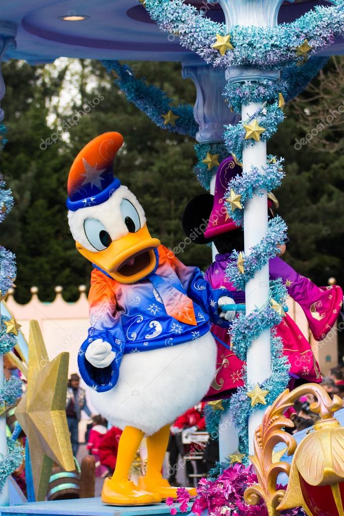 Donald Duck on Disney magic on Parade, Paris – Stock Editorial Photo ...