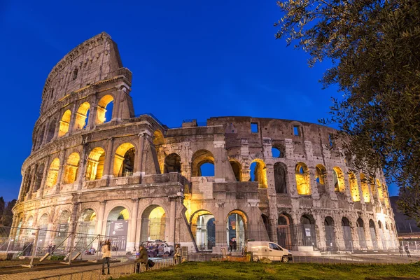 Coliseo nocturno en Roma, Italia . — Foto de Stock