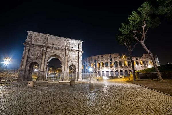 Colisée et Arc de Constantin la nuit à Rome, Italie . — Photo