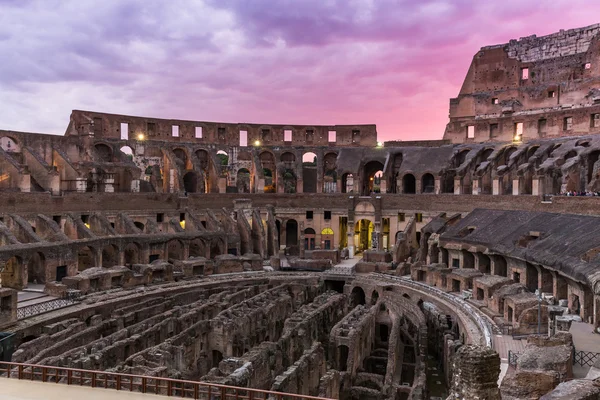 Inre utsikten mot Colosseum i skymningen, Rom, Italien — Stockfoto