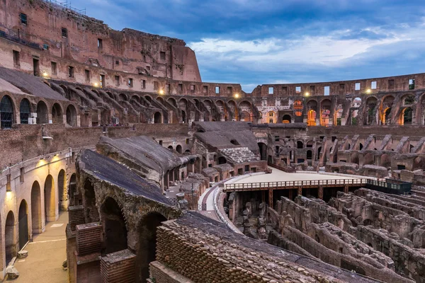 Inre utsikten mot Colosseum i skymningen, Rom, Italien — Stockfoto