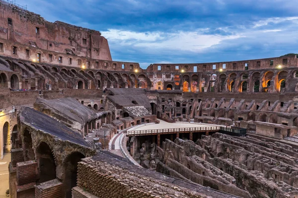 Vnitřní pohled z Kolosea za soumraku, Řím, Itálie — Stock fotografie