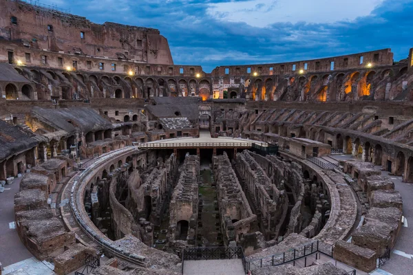 Inre utsikten mot Colosseum i skymningen, Rom, Italien — Stockfoto