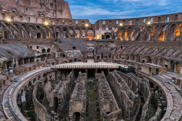 Inre utsikten mot Colosseum i skymningen, Rom, Italien — Stockfoto