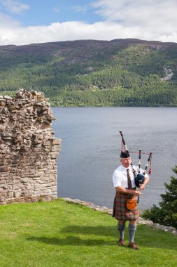 İskoç eteği giyen ve gayda Urquhart Castle adlı oyun Highlander