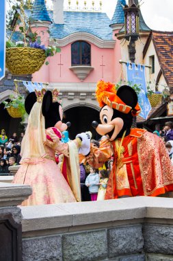 Minnie ve Mickeyduring Disneyland Paris geçit ve gösteri
