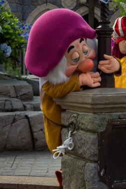 Disneyland Paris geçit töreni sırasında karakter ve göster.