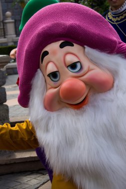 Disneyland Paris geçit töreni sırasında karakter ve göster.