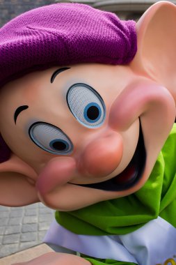 Disneyland Paris geçit töreni sırasında karakter ve göster.
