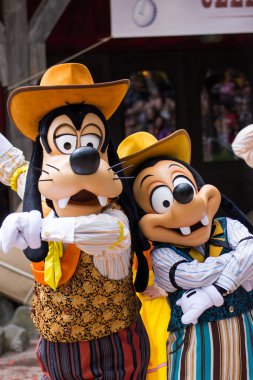 Disneyland Paris geçit töreni sırasında karakter ve göster.