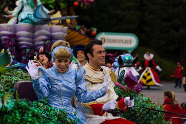 Disneyland Paris geçit töreni sırasında karakter ve göster.