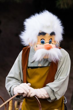 Disneyland Paris geçit töreni sırasında karakter ve göster.
