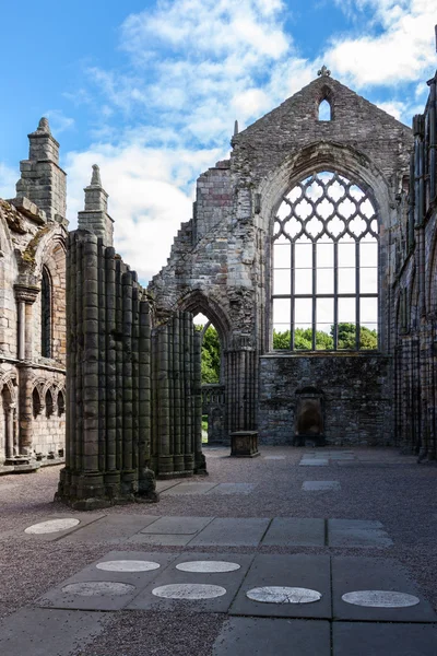 Ruins of Holyrood Abbey in Edinburgh, Scotland, UK. — Stock Photo, Image