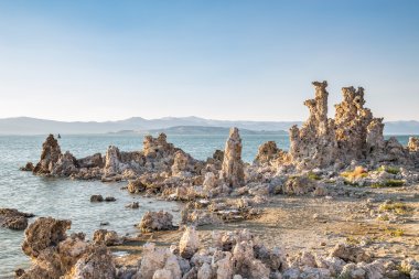 Mono Gölü ile tüf kaya Mono County, Kaliforniya, ABD