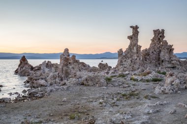 Mono Gölü ile tüf kaya Mono County, Kaliforniya, ABD