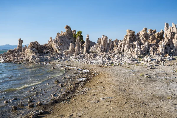 Mono Lake con toba rocosa en el Condado de Mono, California, Estados Unidos — Foto de Stock