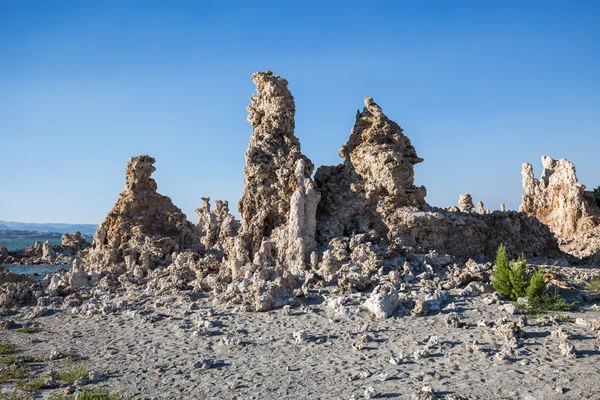 Mono Lake com tufa rock no Condado de Mono, Califórnia, EUA — Fotografia de Stock