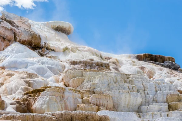 Mammoth Hot Spings nel Parco Nazionale di Yellowstone, Wyoming, Stati Uniti — Foto Stock