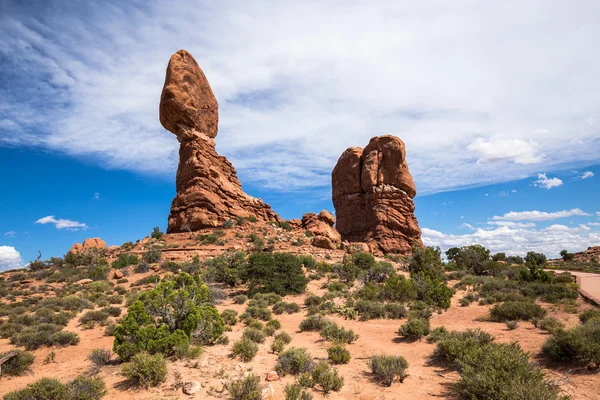 Balanserad rock i arches national park — Stockfoto