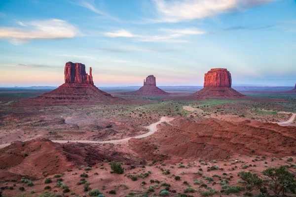 Vy över Monument Valley i skymningen — Stockfoto