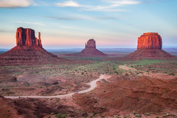 Vy över Monument Valley i skymningen — Stockfoto